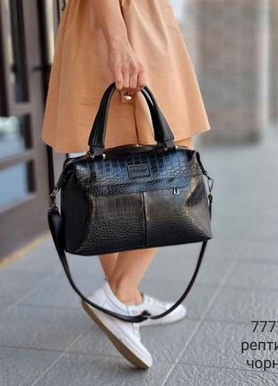 Жіноча стильна та якісна невелика сумка з еко шкіри чорна рептилія3 фото