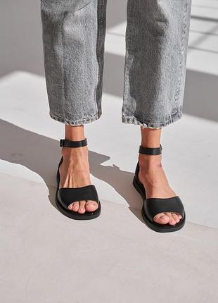 Босоніжки жіночі чорні шкіряні на низькому ходу на ремінці, модні жіночі літні сандалі без підборів.3 фото