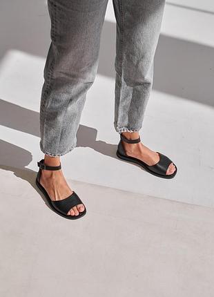 Босоніжки жіночі чорні шкіряні на низькому ходу на ремінці, модні жіночі літні сандалі без підборів.2 фото