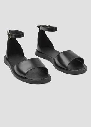 Босоніжки жіночі чорні шкіряні на низькому ходу на ремінці, модні жіночі літні сандалі без підборів.10 фото