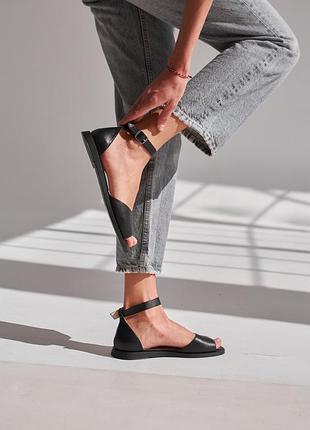 Босоніжки жіночі чорні шкіряні на низькому ходу на ремінці, модні жіночі літні сандалі без підборів.8 фото