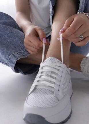 Кросівки жіночі шкіряні білі перфоровані, літні модні зручні повсякденні якісні кросівки на платформі