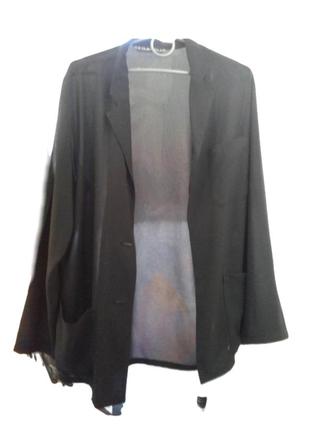 Легкий піджак з накладними кишенями.