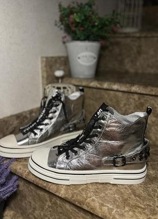 Серебристые высокие кеды