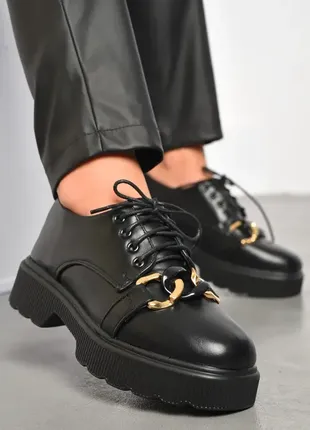 Туфлі-лофери на шнурівці з ланцюжком