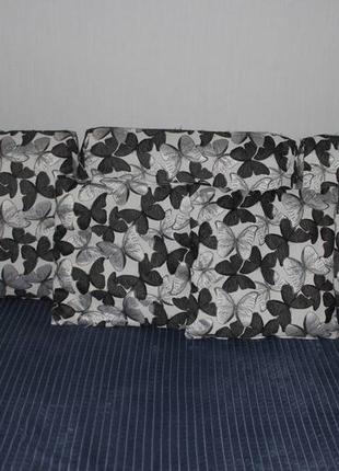 Подушка диванна 3 шт + 2 шт маленькі.