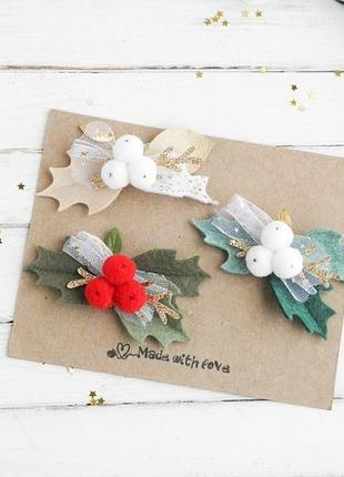 Новогодние заколки для девочки с красными и белыми ягодами