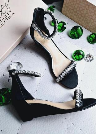 Badgley mischka оригінал чорні атласні босоніжки зі стразами