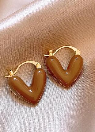 Тренд золотисті жіночі сережки кульчики серьги пусети підвіси серця коричнева емаль4 фото