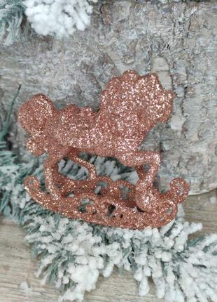 Лошадки, подвеска на елку из пластика в блестках 10х11 см