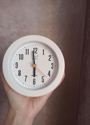 Стильные белые часы будильника