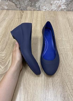 Crocs туфли на танкетке танкетка крокус