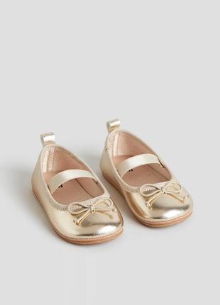 20-21 / 23 р h&m новые фирменные туфли балетки из искусственной кожи с резинкой и бантиком девочке золото