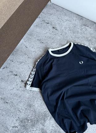 Футболка fred perry на лампасах