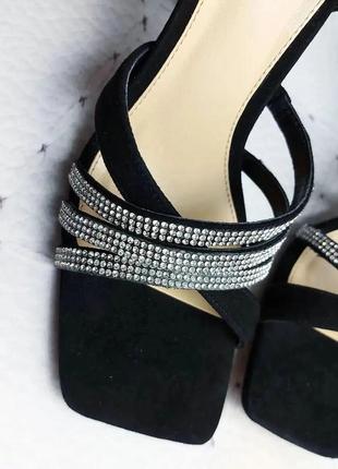 Vince camuto оригінал замшеві чорні босоніжки на шпильці прикрашені стразами3 фото