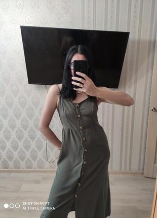 Сарафан из натуральной ткани 💯% вискоза, идеально садится за счёт резинок сзади, красиво декорирован пуговицами.