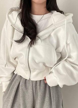 Стильный укороченный худи на молнии с карманами