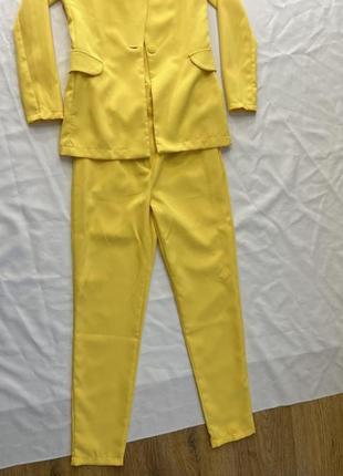 Брючний костюм костюмка жовтий піджак подовжений штани висока талія4 фото