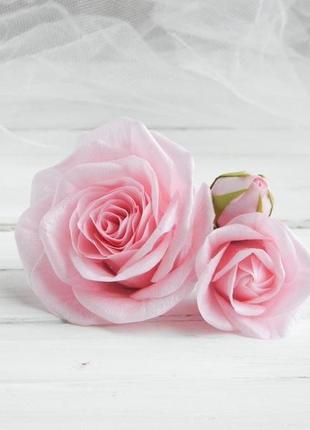 Шпильки для волос рожевими квітами троянди в зачіску нареченій1 фото