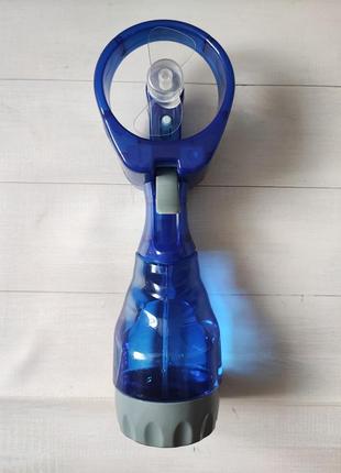 Портативний ручний міні вентилятор на батарейках з розпиленням води water spray fan7 фото