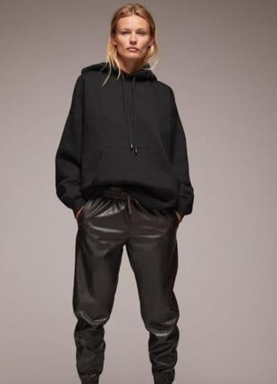 Джоггеры из экокожи zara