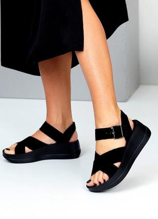 Трендові жіночі чорні замшеві босоніжки на платформі танкетці літні натуральна замша літо