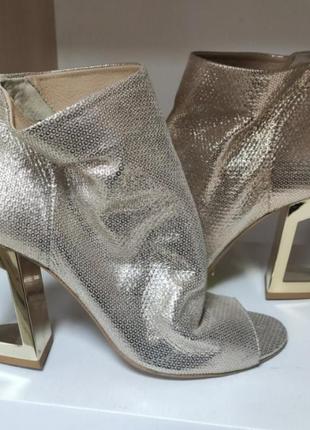 Босоніжки жіночі.