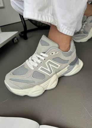 Жіночі брендові кросівки