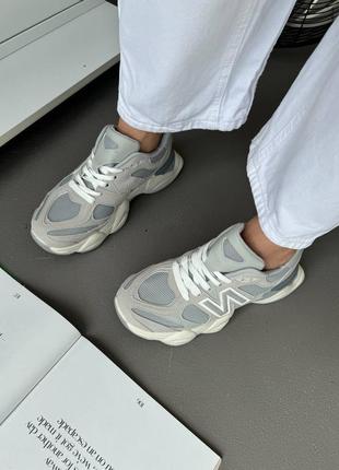 Жіночі брендові кросівки