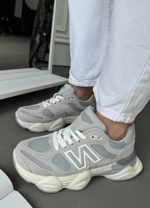 Жіночі брендові кросівки