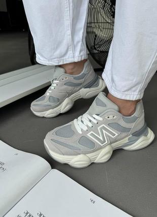 Жіночі брендові кросівки