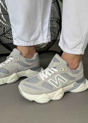 Жіночі брендові кросівки