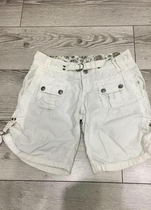 Тонкие белые шортики