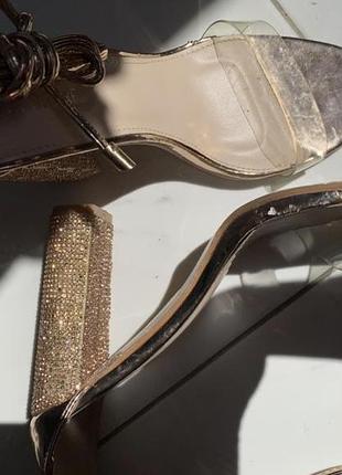 Босоножки на завязках 40р каблук в стразах