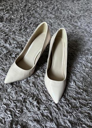 Туфли бежевые на каблуках
