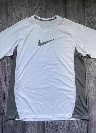 Спортивная мужская футболка nike