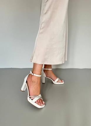 Босоножки на широком каблуке