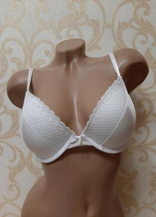 Красивый белоснежный бюстгальтер с небольшим пуш ап