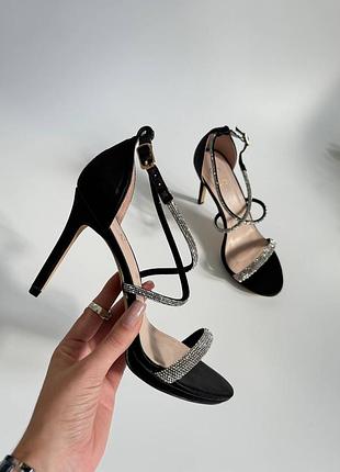 Босоніжки на високому каблуку9 фото