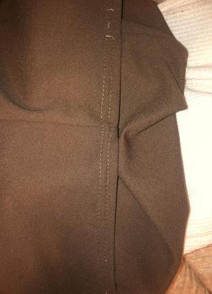 Трендовое силуэтное платье коричневого цвета6 фото