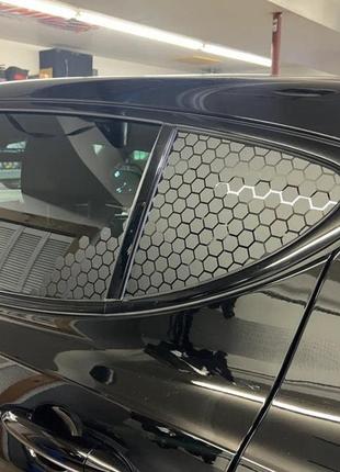 Наклейка на авто / мото / витрину на стекло кузов "соты на боковые окна/форточки, фигура, узор" 2шт