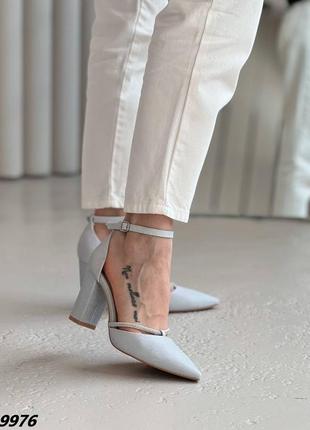 Туфли материал обувной текстиль цвет серый сверху на застежке закрытая пятка высота каблука 8,5 см босоножки серые3 фото