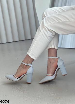 Туфли материал обувной текстиль цвет серый сверху на застежке закрытая пятка высота каблука 8,5 см босоножки серые2 фото