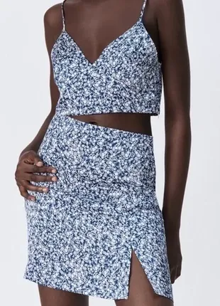 Атласна коротка спідниця в квітковий принт zara xs
