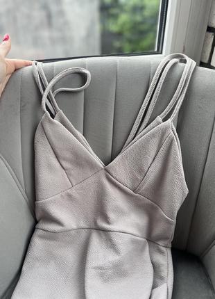 Коротка бежево-сіра асиметрична сукня з чашкою та відкритою спиною5 фото