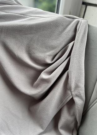 Коротка бежево-сіра асиметрична сукня з чашкою та відкритою спиною9 фото