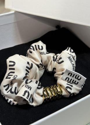 Резинка для волос miumiu бежевая тканьевая с логотипом и надписями