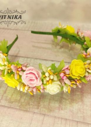 Нежный весенний венок с розами в нежных цветах