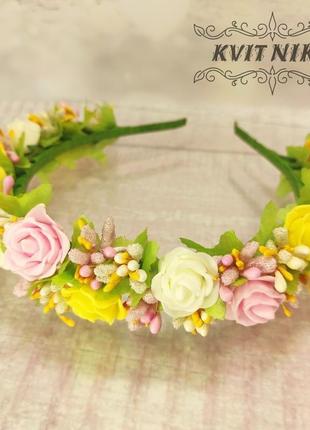 Нежный весенний венок с розами в нежных цветах