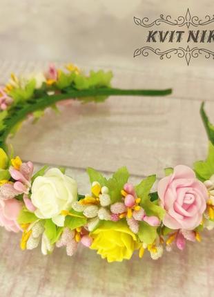 Нежный весенний венок с розами в нежных цветах